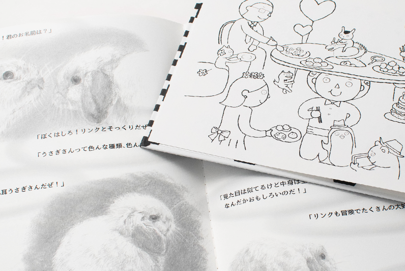 単色の線画や筆文字で描かれた作品
