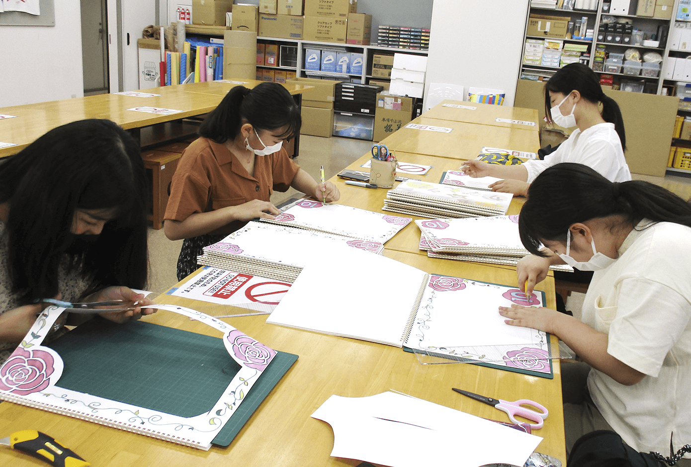 有志の学生4名で製作作業を行っている様子