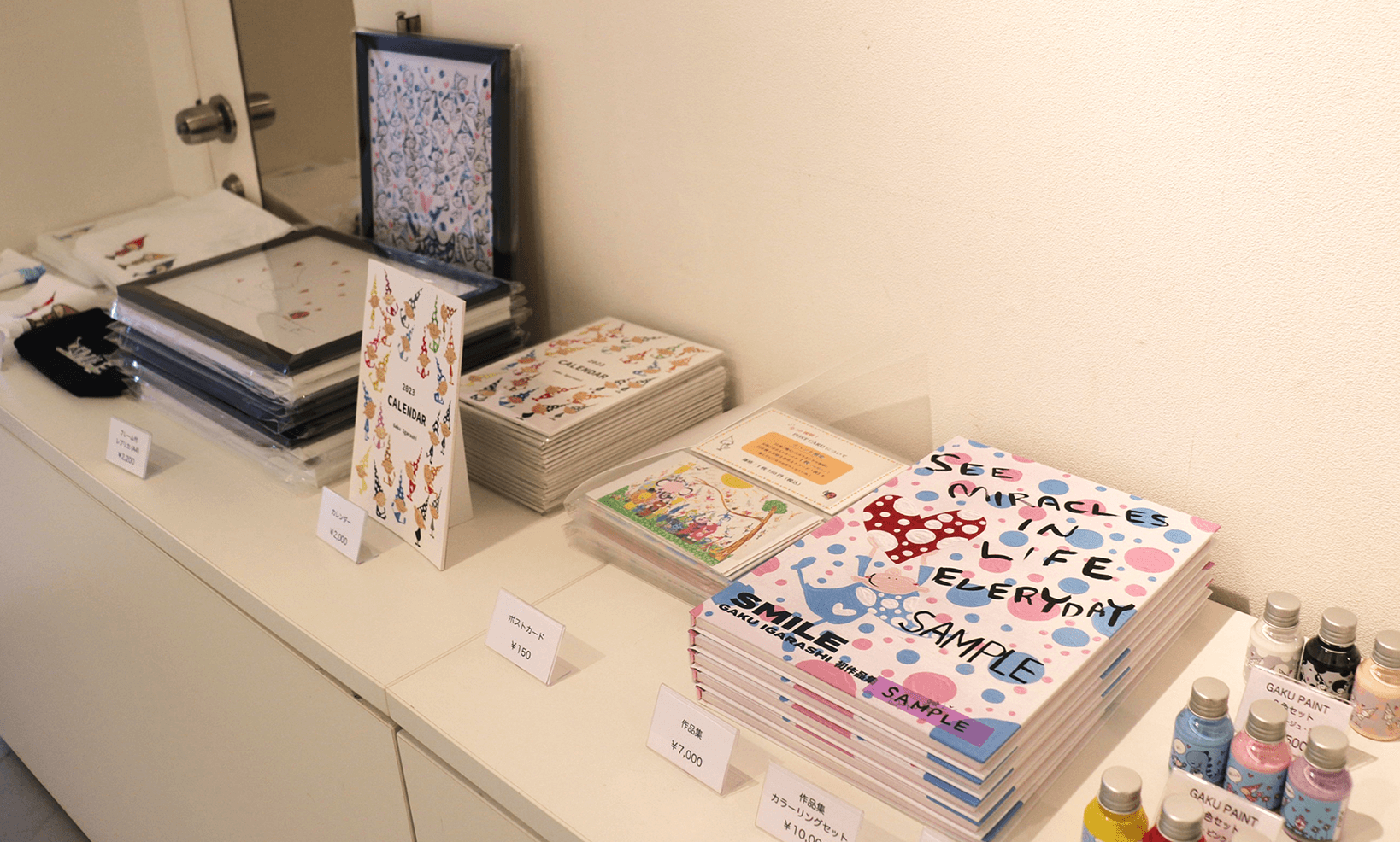 個展ではグッズや画材とともに作品集を販売