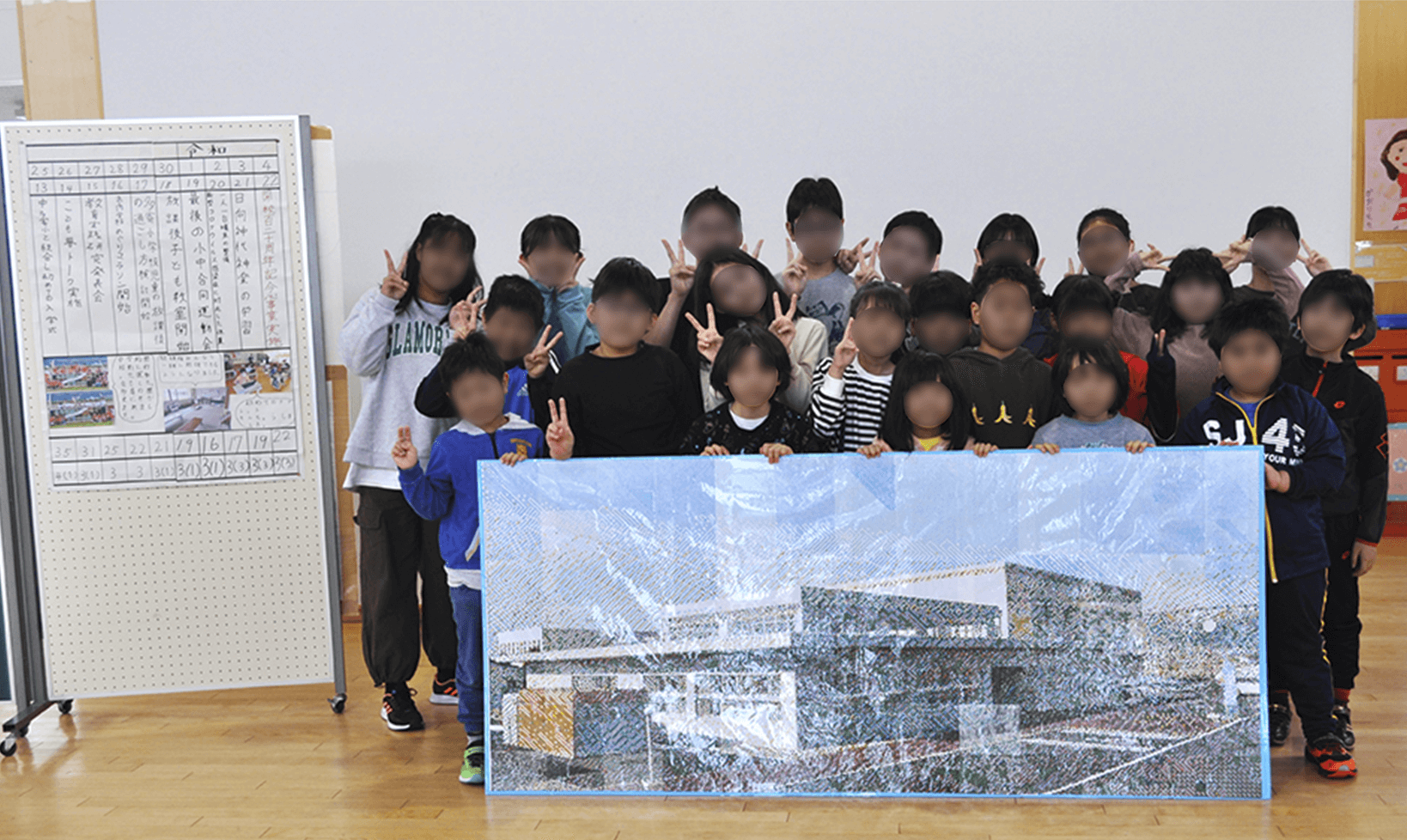 周年事業として児童たちが製作したモザイクアートと年表