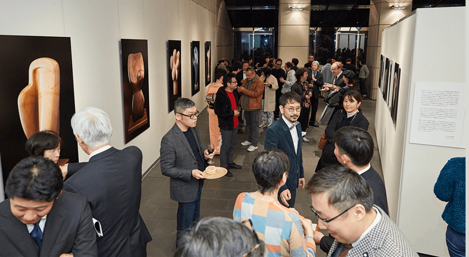 イタリア文化会館で開催した彫刻写真展(撮影:石川ヨシカズさん)