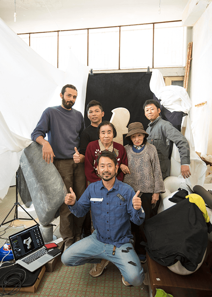 撮影終了時の写真。安部さん(後列中央)、ご友人(両端)、シニョーリの奥様(女性左)とその妹さん(女性右)、中村さん(最前列) (撮影:中村治さん)