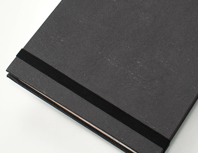 ふだん持ち歩いている手帳をイメージした作品集の装丁