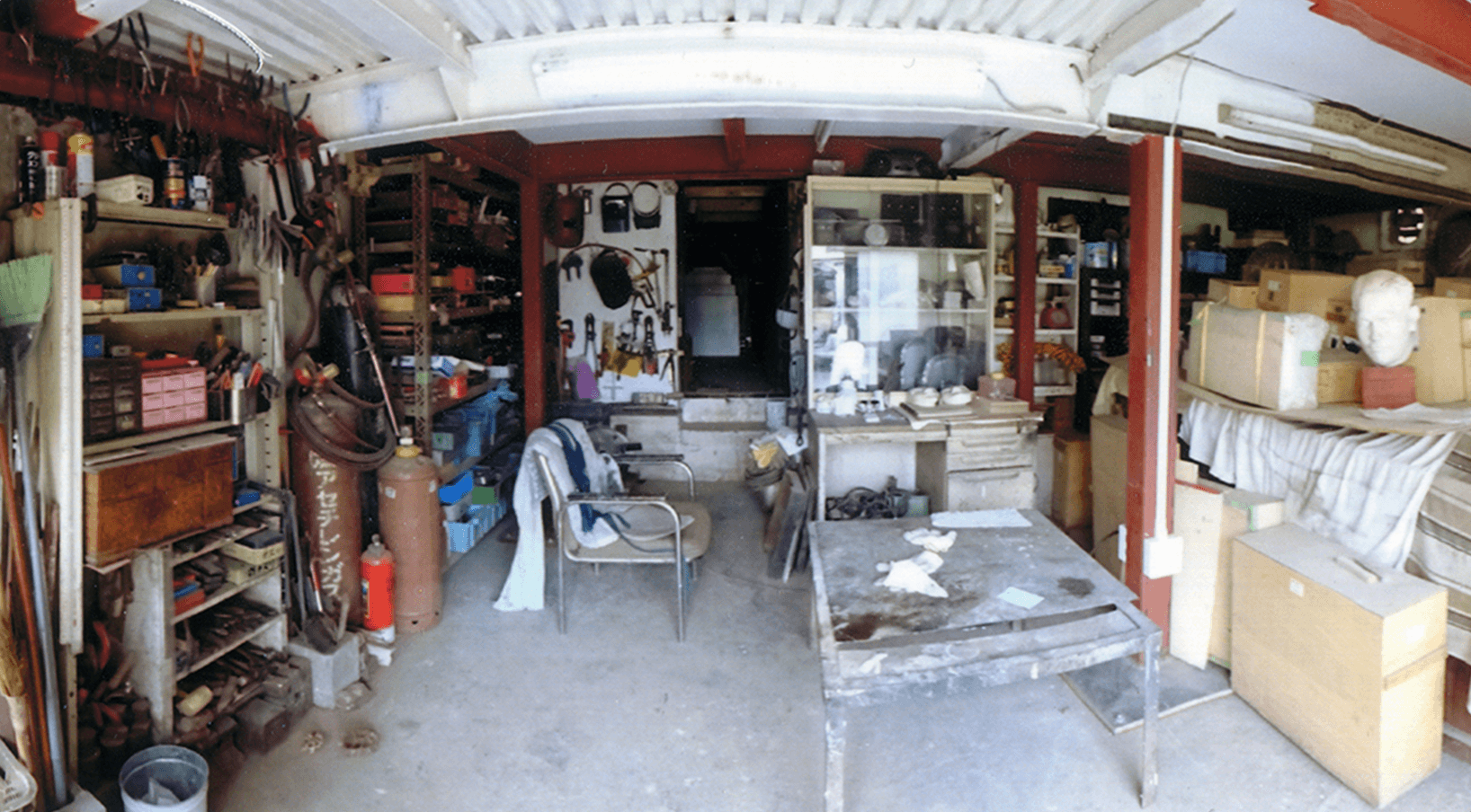 田中さんの制作道具が多数並んだ、実際の作業場の写真