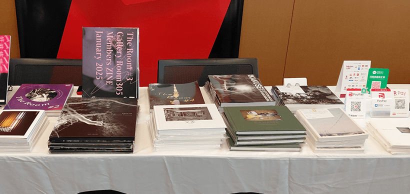 「KYOTOGRAPHIE PHOTOBOOK FAIR」で陳列された本書（写真中央）の実際の見え方