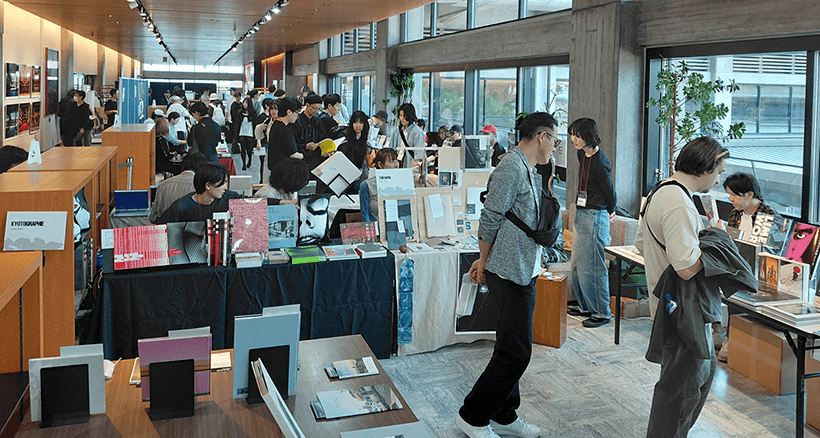 多数の出展や来場者で盛り上がった「KYOTOGRAPHIE PHOTOBOOK FAIR」会場内