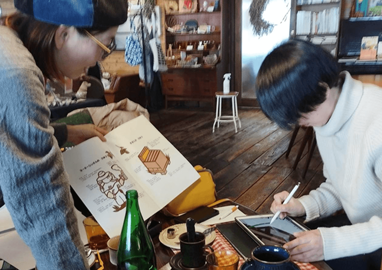 今回の絵本のイラスト制作を担当したトダさん(左)と、文や編集を担当したおおたけさん(右)