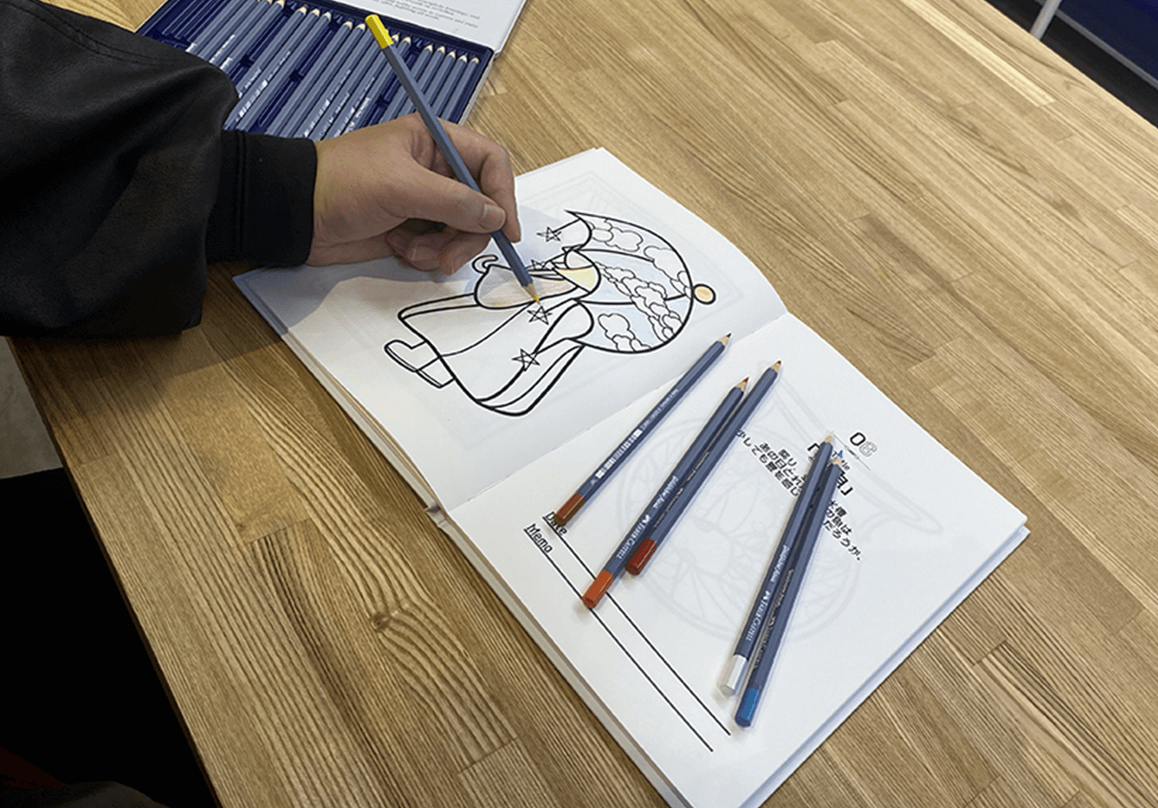 実際の絵本に色を塗る様子