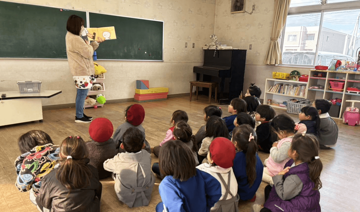 保育園や幼稚園など、たくさんの子どもたちに読み聞かせをしている様子