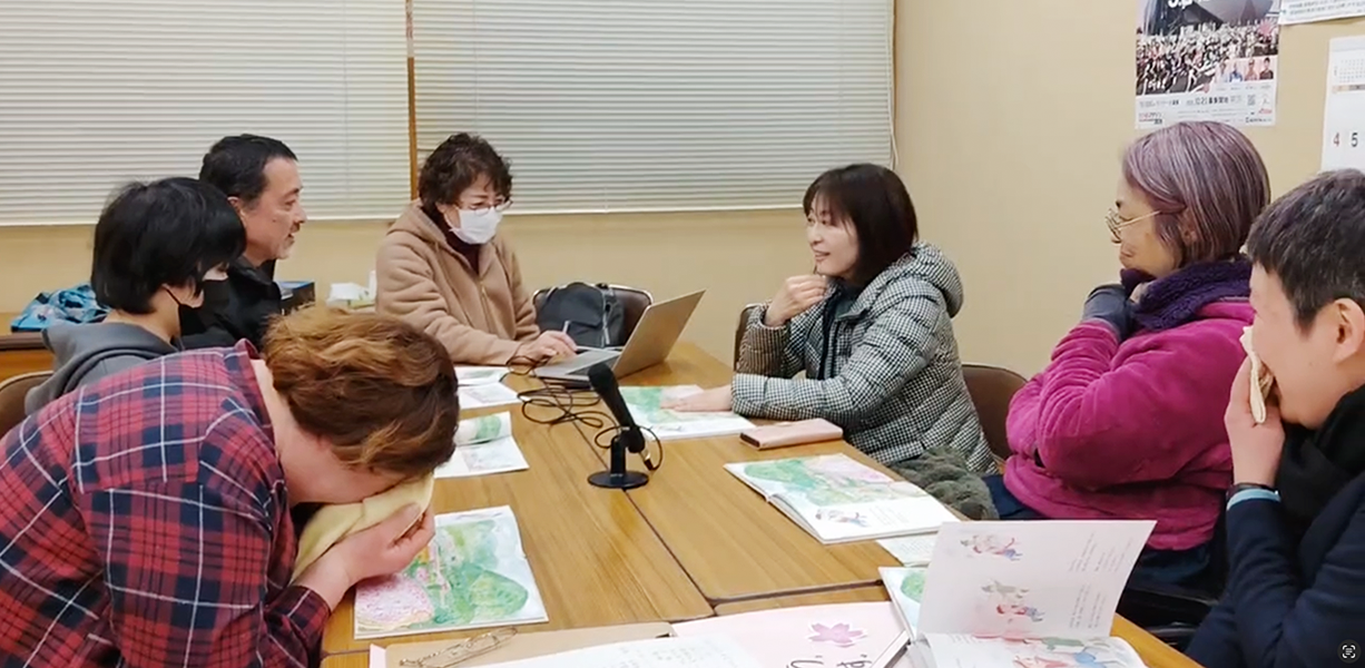 絵本を基にした動画制作の声入れ現場では、思わず笑いがこぼれる様子