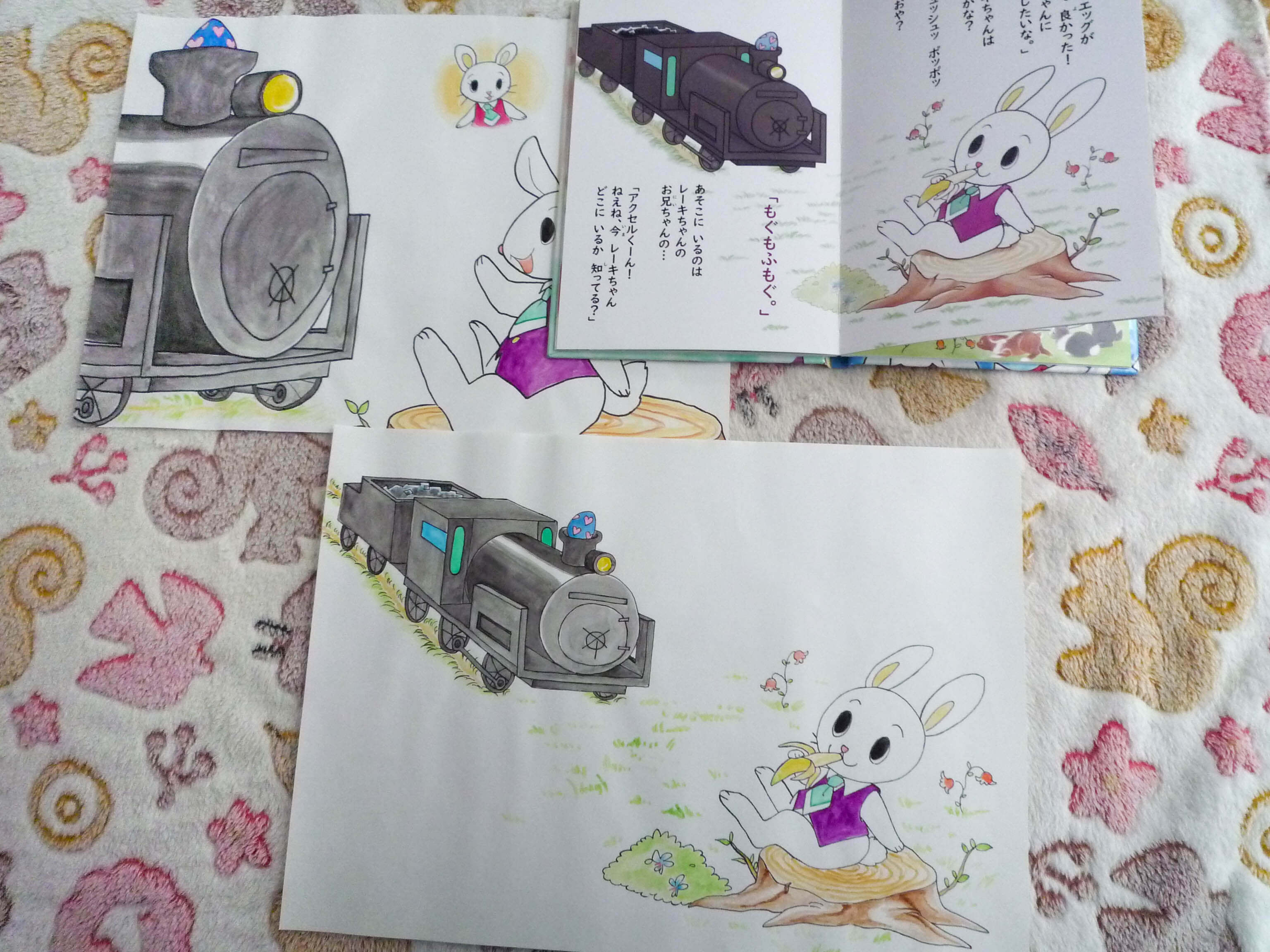 紙芝居と完成した絵本を並べた写真3
