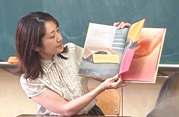 『むぎ』の絵本を読み聞かせる様子