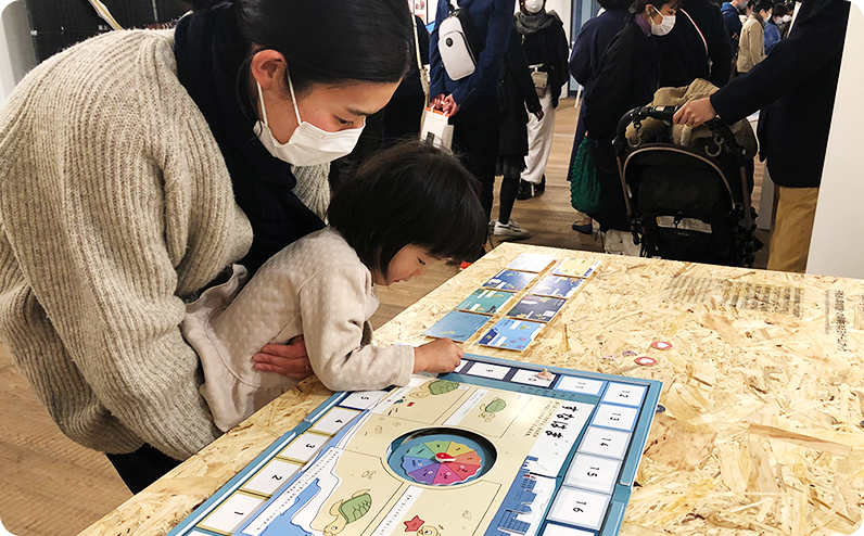 絵本の企画展示会を見る親子