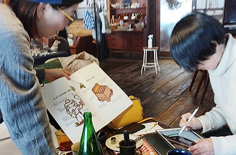 『ヨーホーじいさん』の絵本のイラスト制作を担当したトダさん(左)と、文や編集を担当したおおたけさん(右)