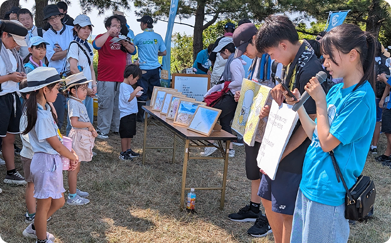 海岸で行われた地域の清掃活動の様子