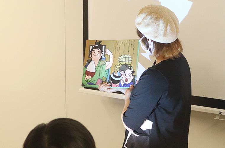 『平田五郎』の絵本を読み聞かせる様子