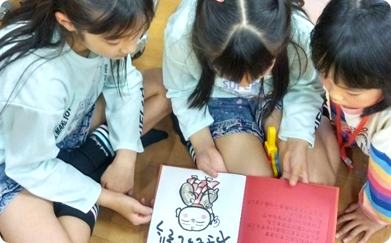 読み聞かせ・地域イベントに参加する子どもたち