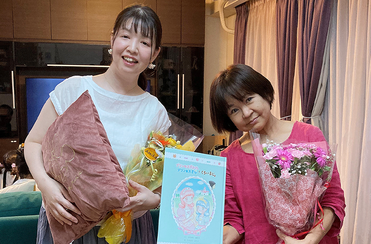 絵本の完成を祝う、うえはらさん(左)と、片山さん(右)
