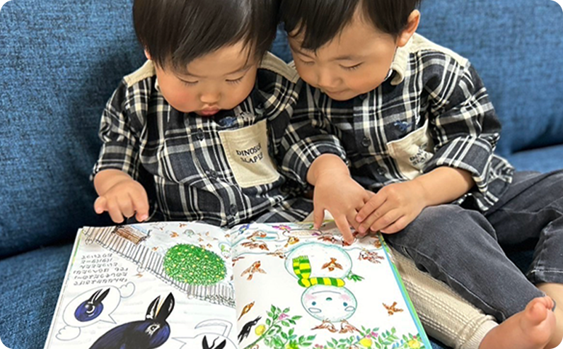 プレゼントされた絵本を読むお孫さんたち